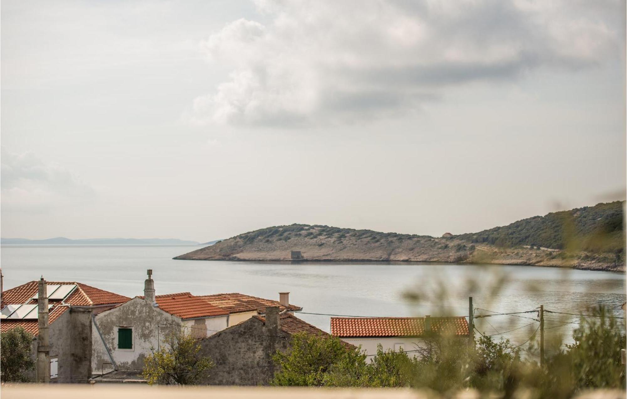 Beautiful Home In Martinscica With Wifi Extérieur photo
