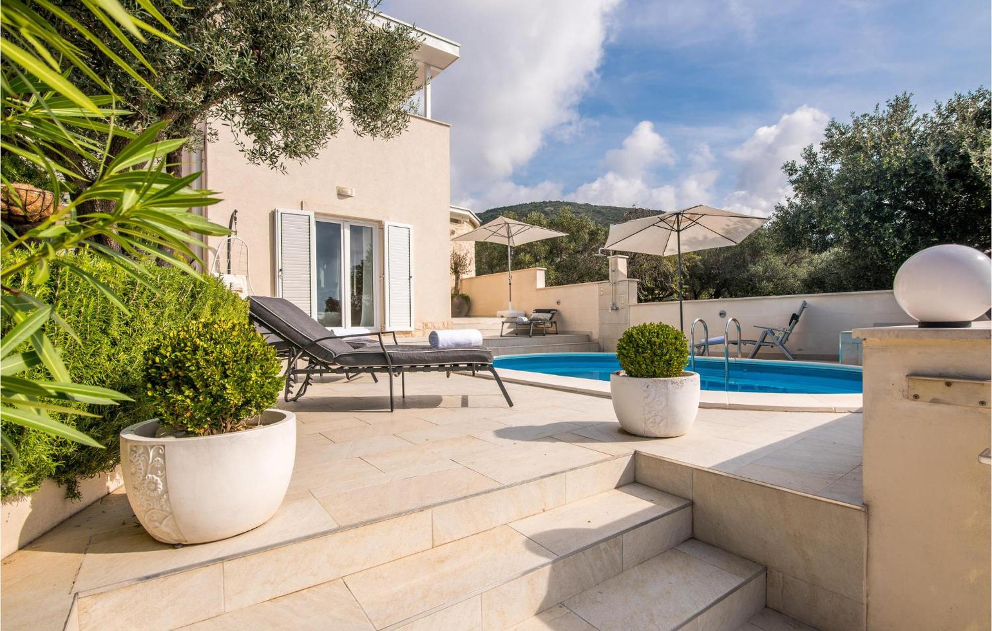 Beautiful Home In Martinscica With Wifi Extérieur photo