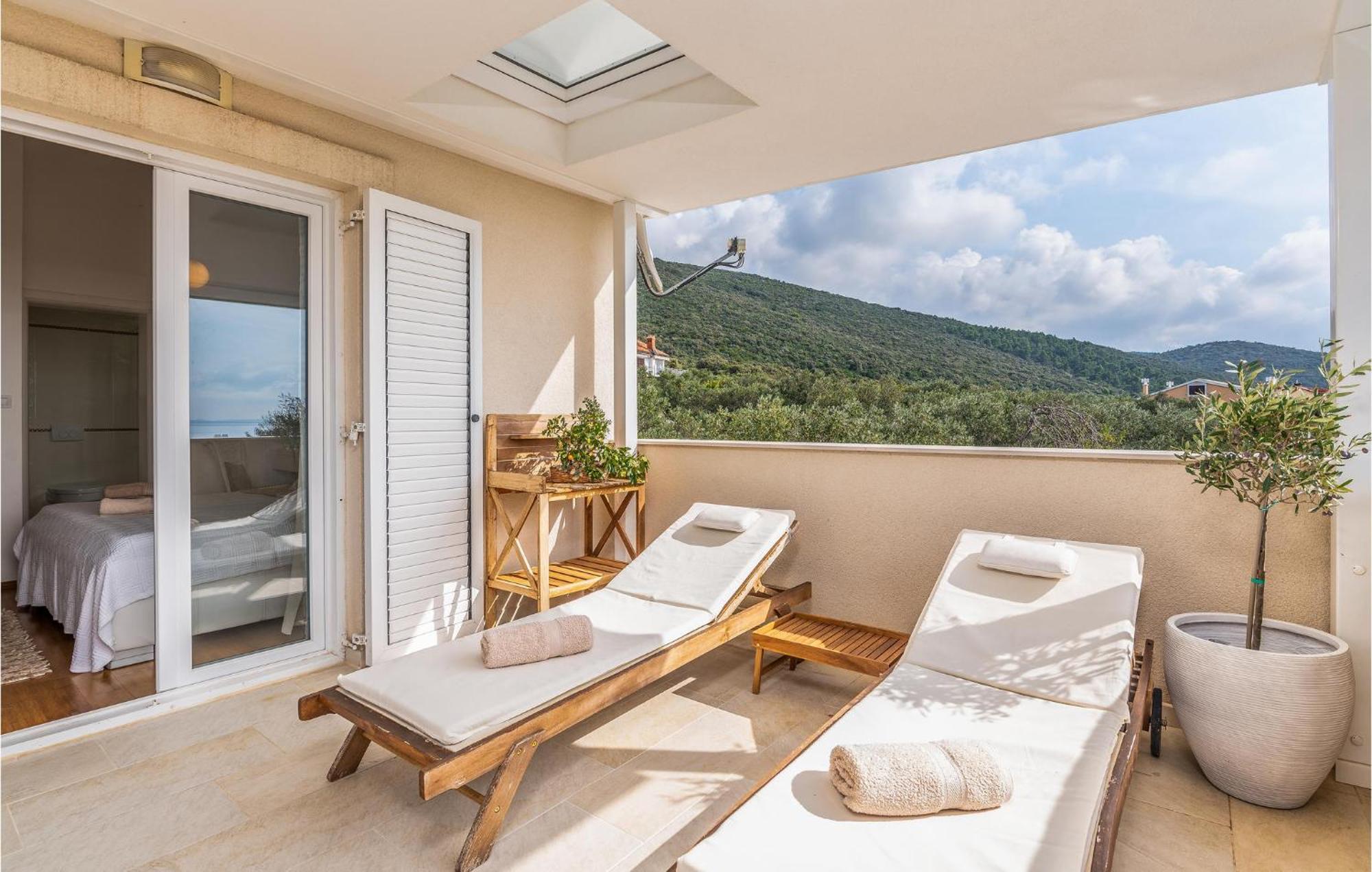 Beautiful Home In Martinscica With Wifi Extérieur photo