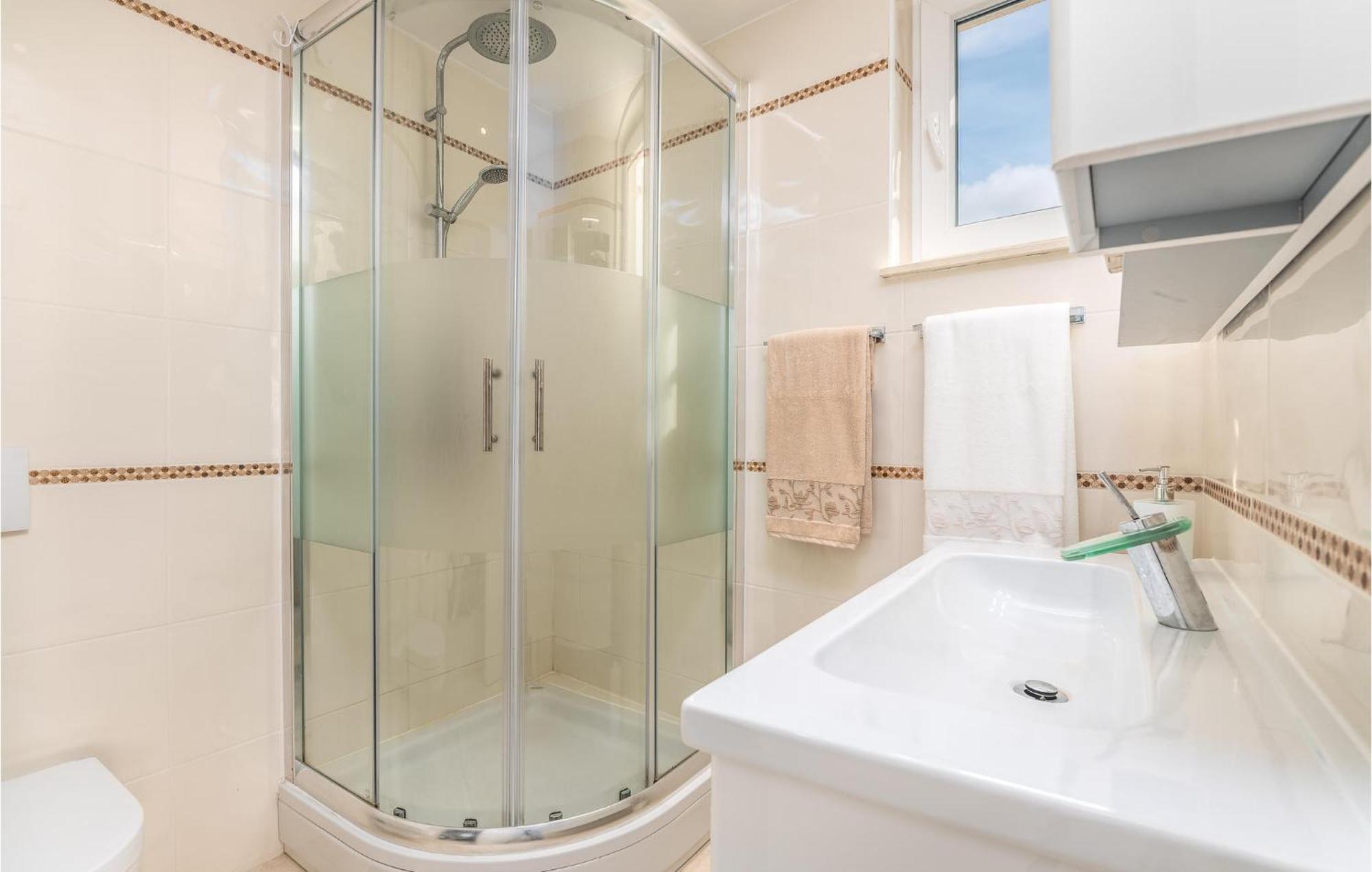 Beautiful Home In Martinscica With Wifi Extérieur photo